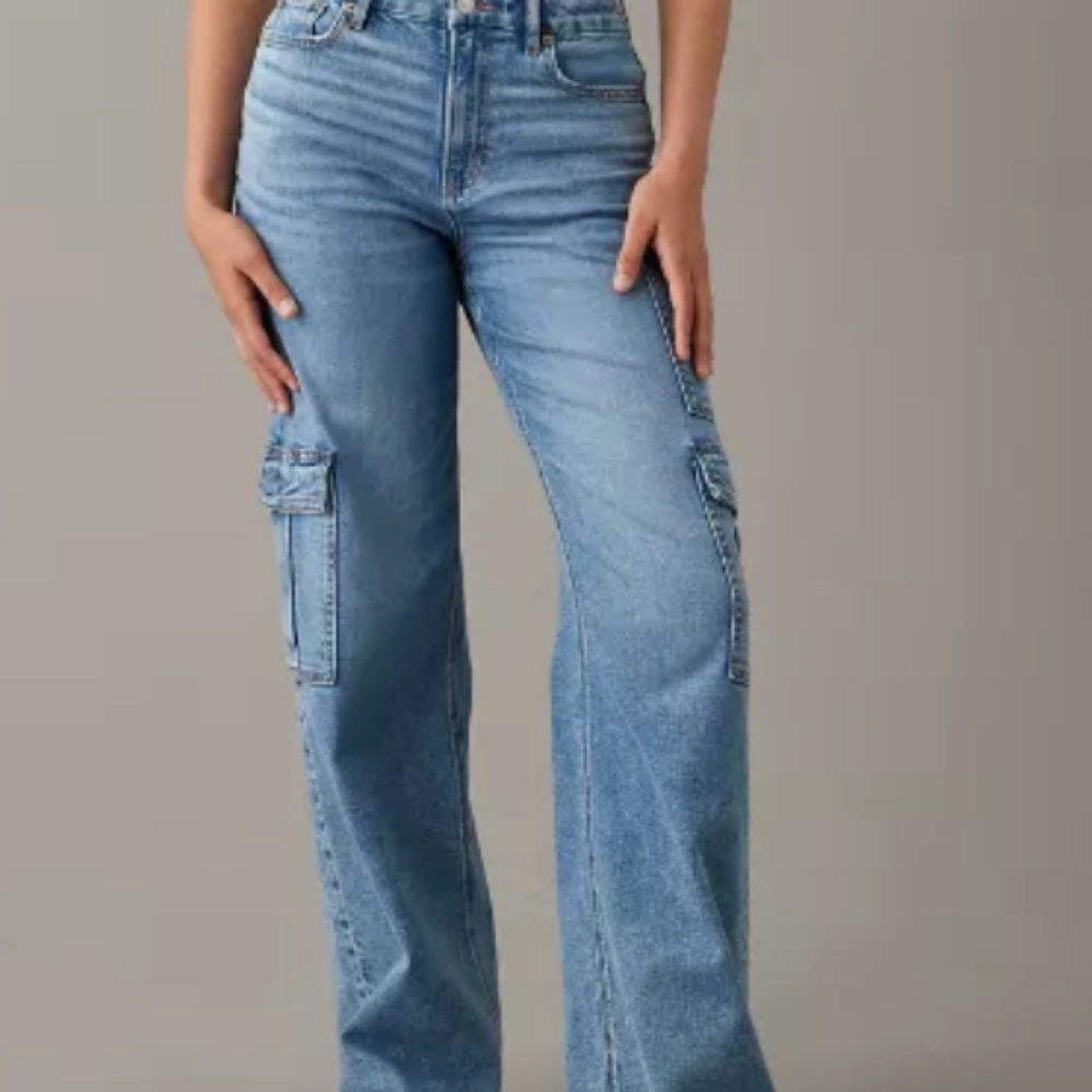American Eagle Curvy Super High-Waisted Baggy Wide-Leg Cargo Jean